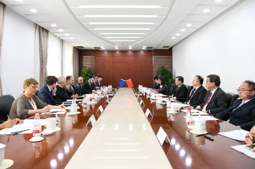 倪虹会见欧盟委员会能源与住房委员丹·约恩森.jpg